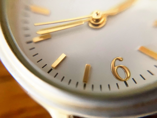 年金手帳を持つドクター